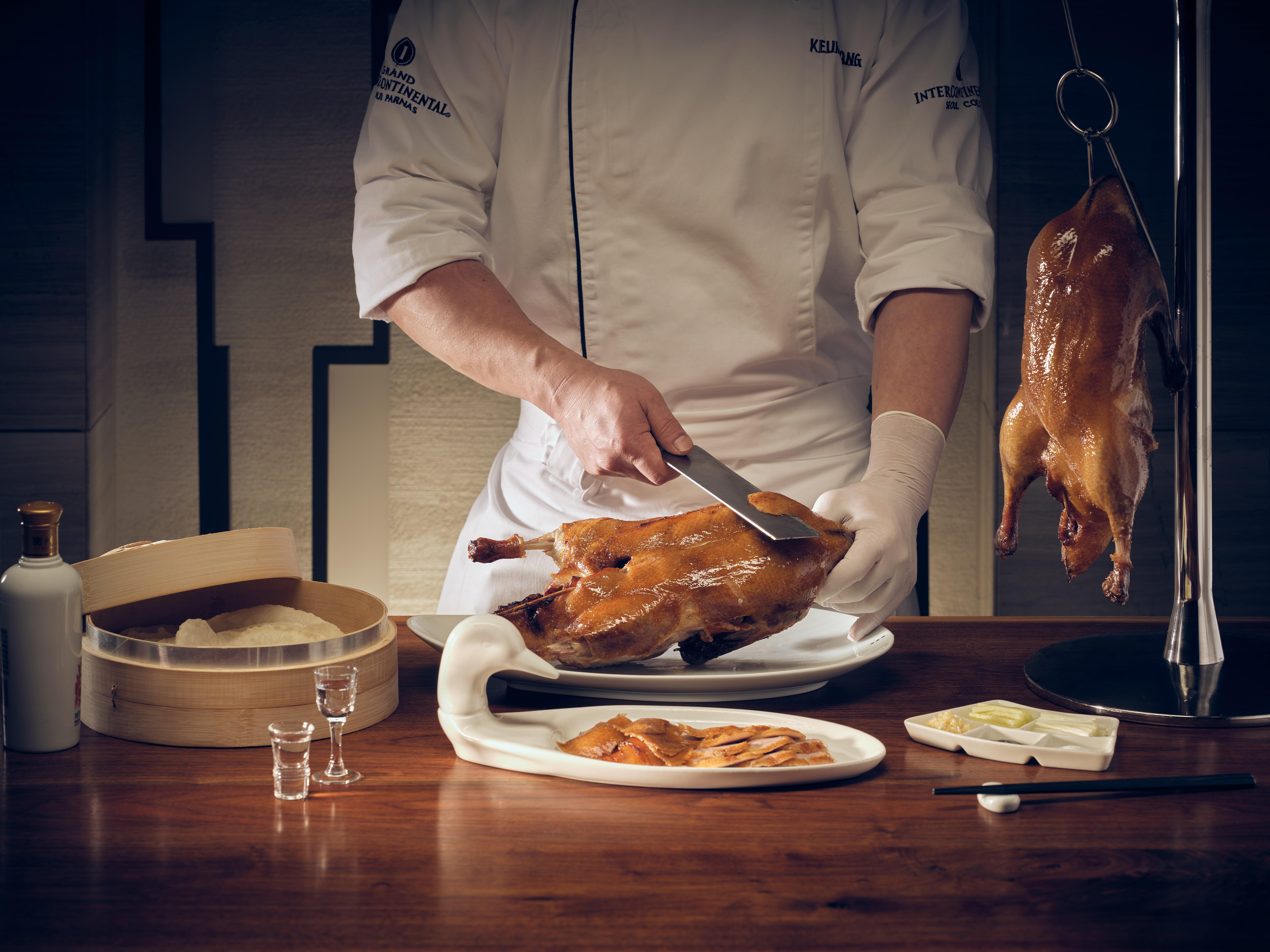 فندق إنتركونتيننتال سيول كويكس المظهر الخارجي الصورة Chef preparing Peking duck