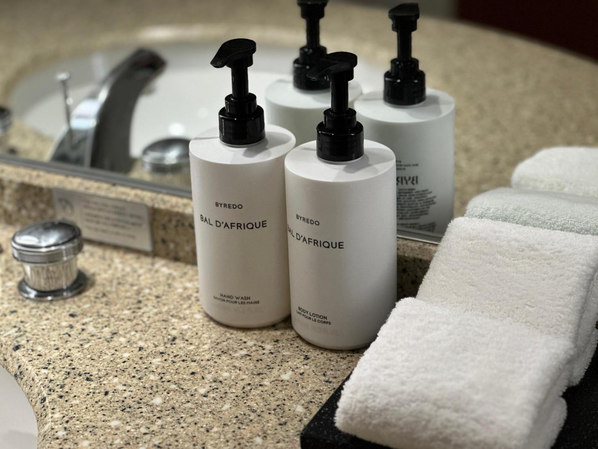 فندق إنتركونتيننتال سيول كويكس المظهر الخارجي الصورة Soap and shampoo dispensers in a hotel bathroom